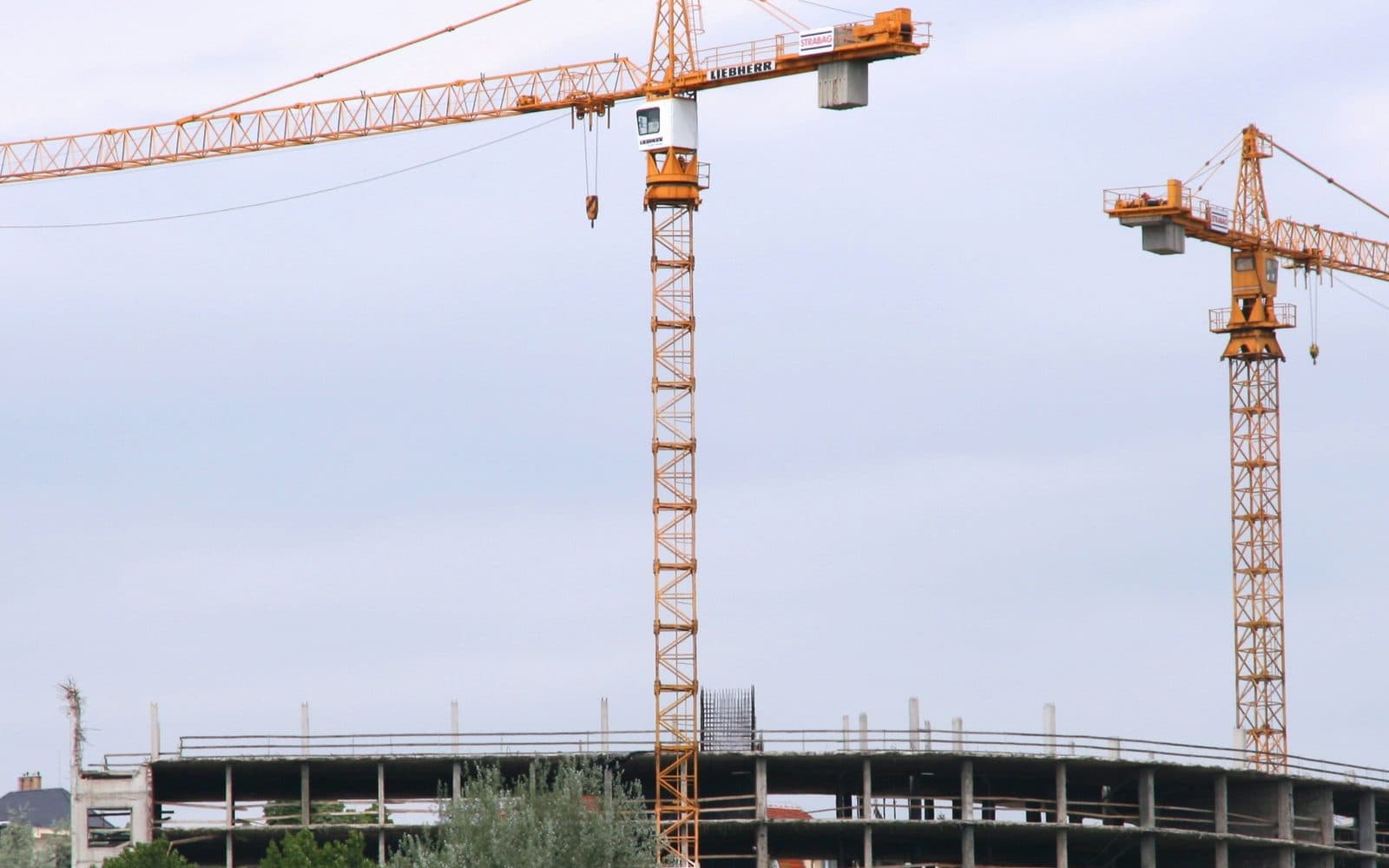 Grues à tour sur un chantier de bâtiment