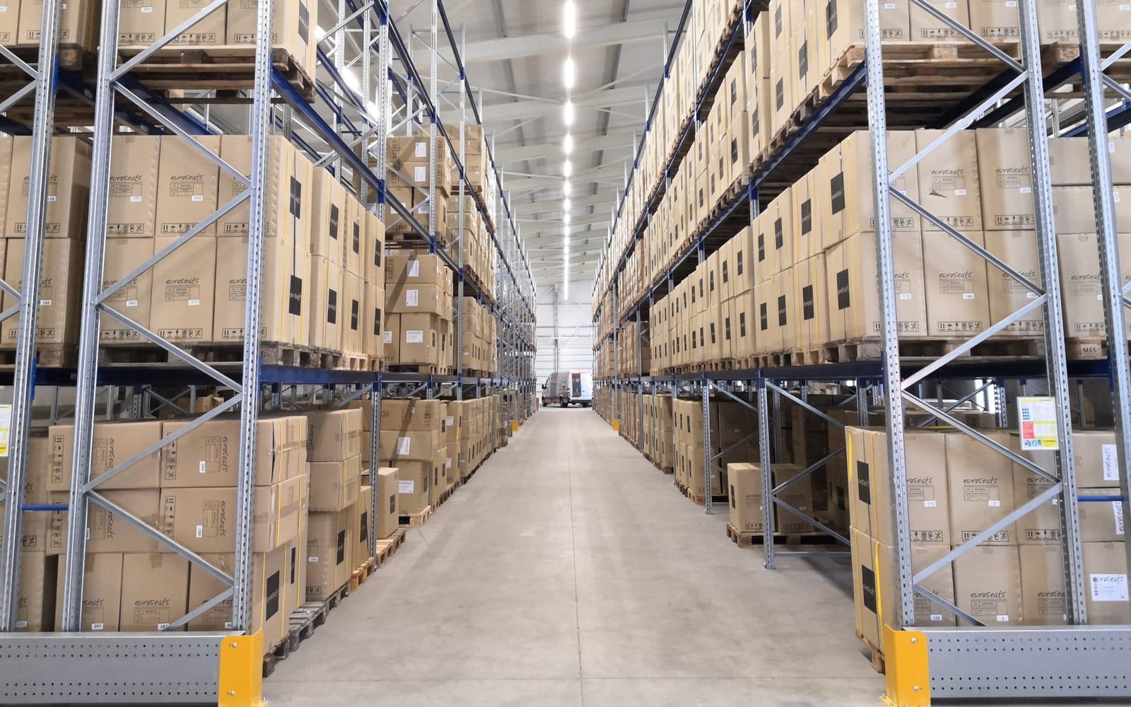 Entrepôt logistique : racks à palettes et cartons