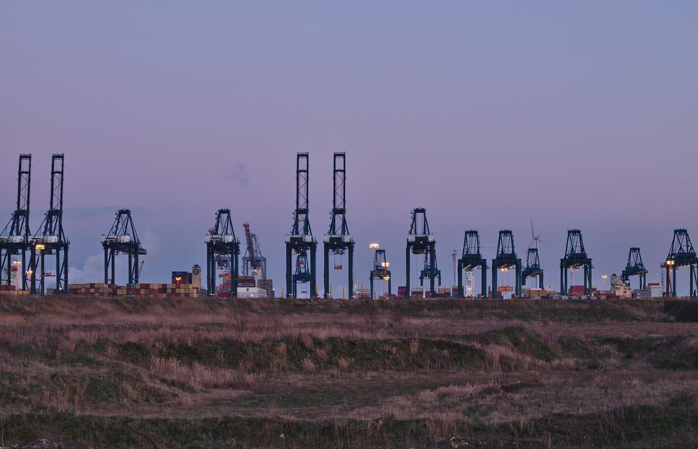 Portiques à conteneurs du port d’Anvers au crépuscule