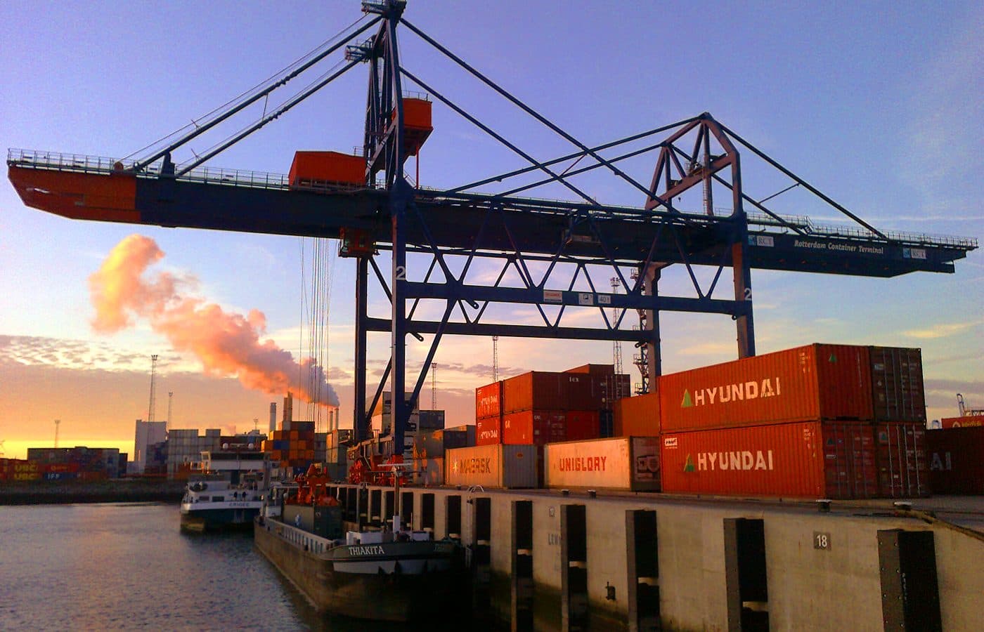Terminal à conteneurs du port de Rotterdam au coucher du soleil